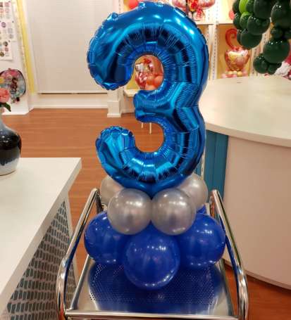 #3 blue balloon table display